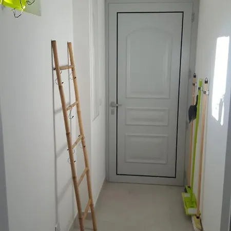 Superbe 2 Pièces Neuf à 100m De La *